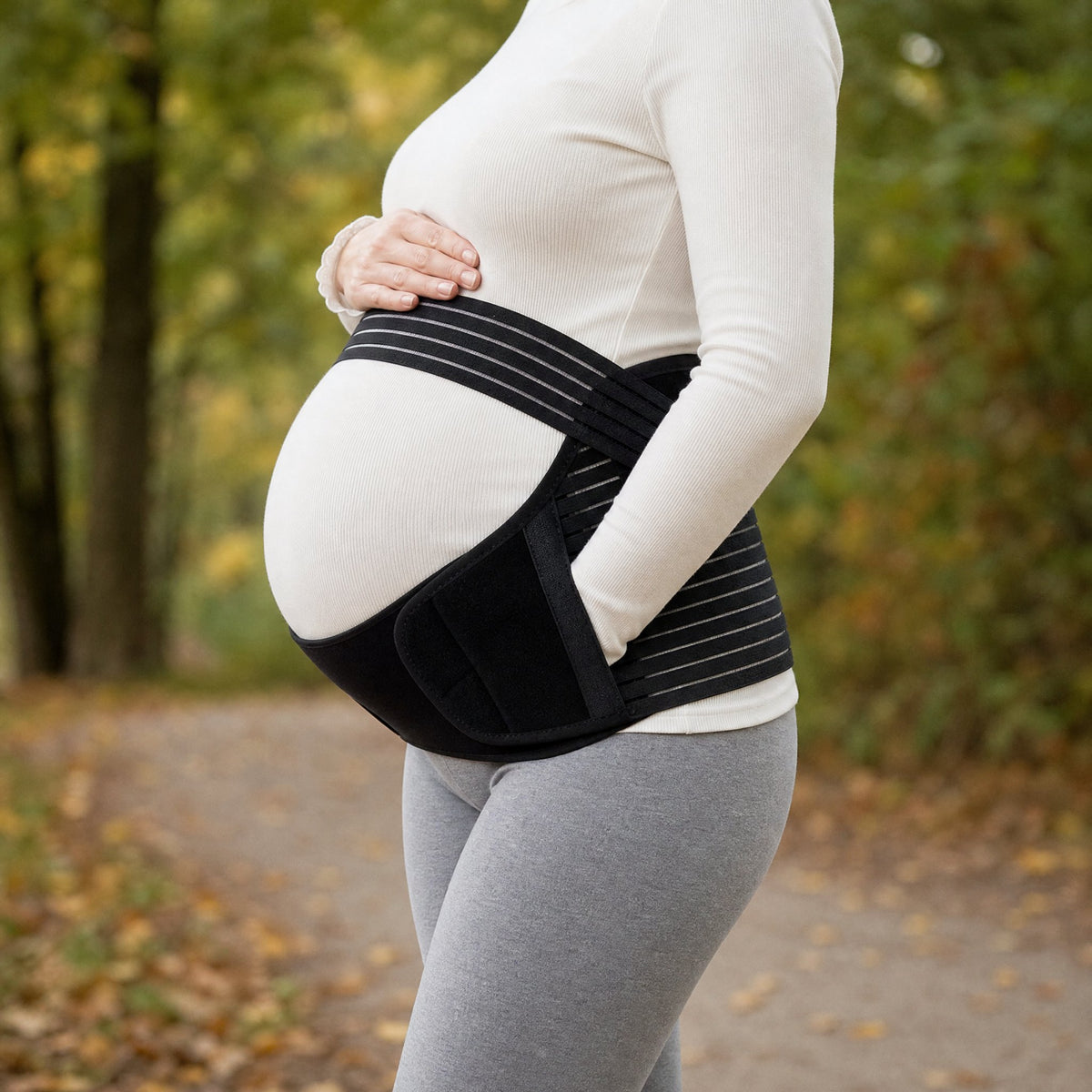 BumpBuddy in Schwarz beim Spaziergang im Park