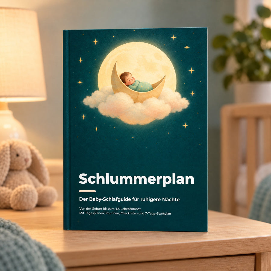 Schlummerplan, der Baby-Schlafguide für ruhigere Nächte, als Buch auf dem Nachttisch im Kinderzimmer